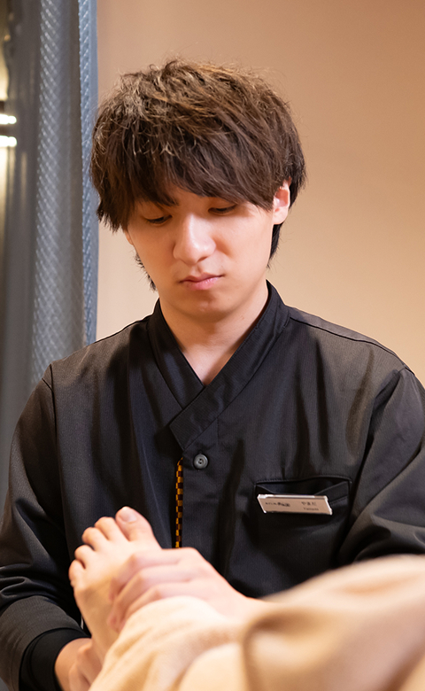 スタッフが足を施術している様子