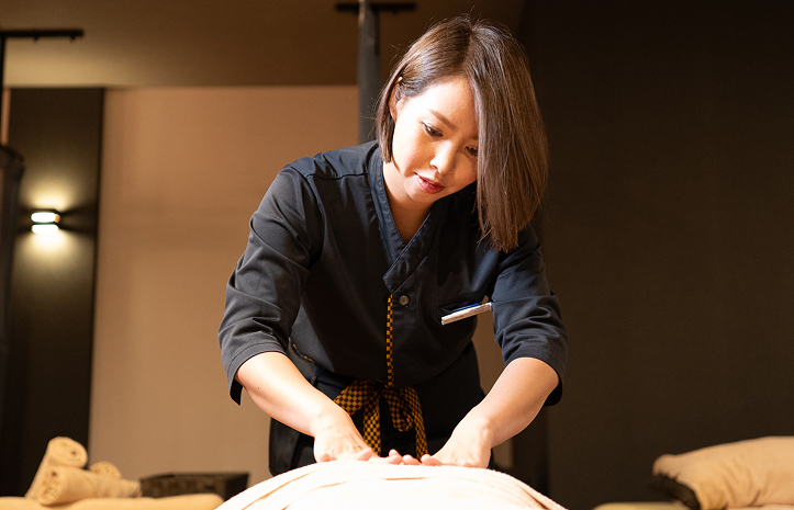 背中施術の様子